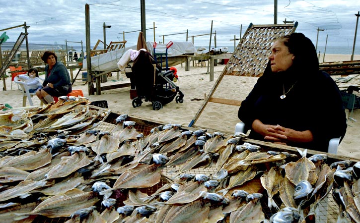 Praia da Nazaré, vendedora de peixe seco, Nazaré